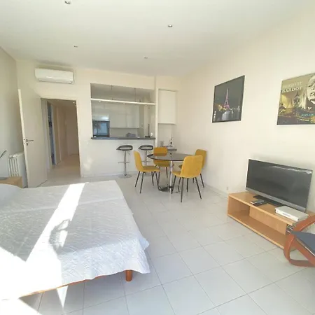 204 - La Croisette - Face Avec Balcon * Канны